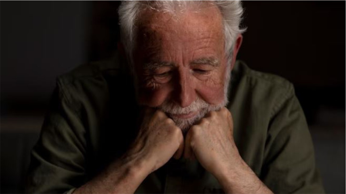 Crianças escondidas dentro de adultos armados