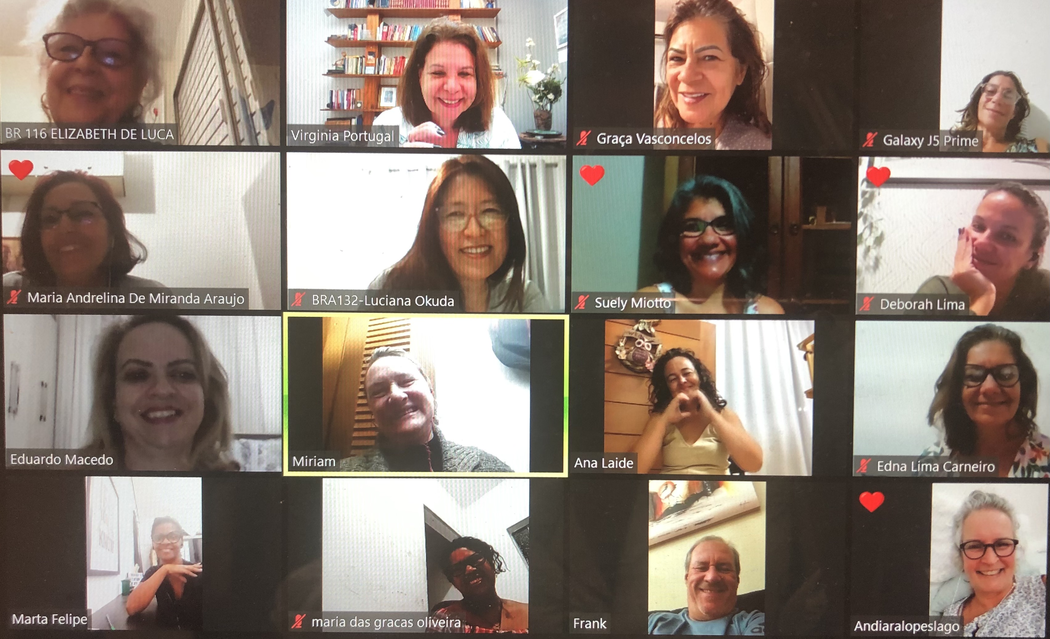 Crianças escondidas dentro de adultos armados