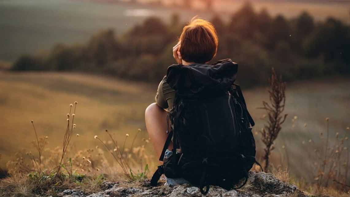 Crianças escondidas dentro de adultos armados